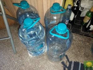Wasserflaschen in der Küche